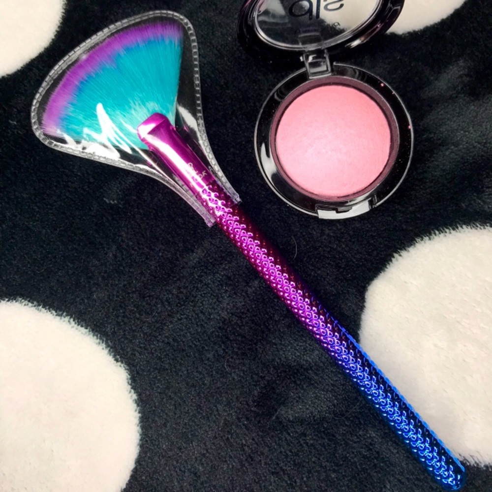 Mermaid fan brush and powder highlight duo